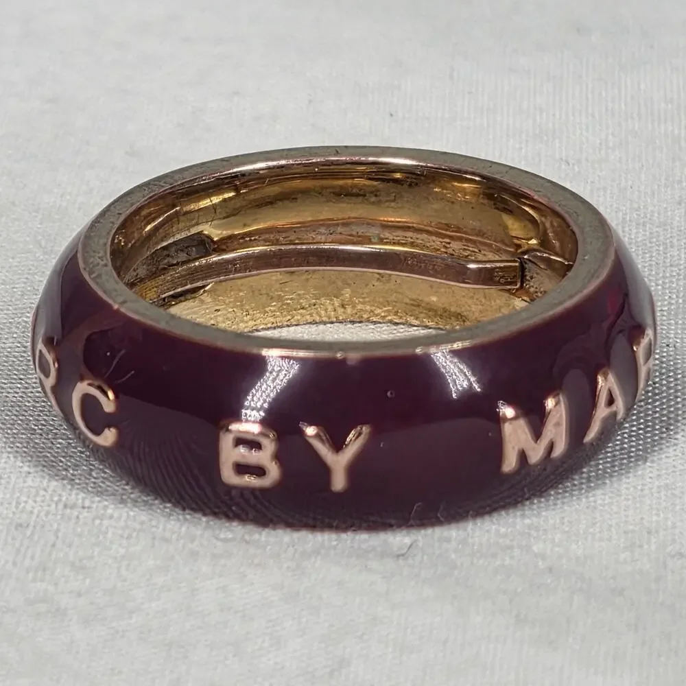 MARC BY MARC JACOBS RARE PURPLE ENAMEL GOLD TONE LOGO RING – SIZE 7